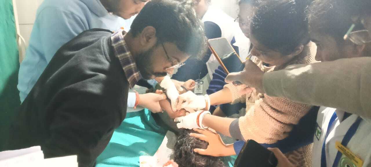 ::::: फोटों निकाल लें ::::: विक्षिप्त चाचा ने 4 वर्षीय भतीजी को धारदार हथियार से किया घायल, रेफर