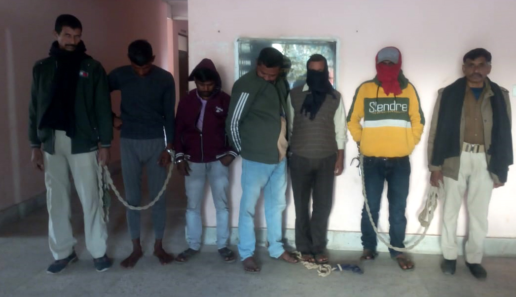 महुआ शराब के साथ दो तस्करों को किया गिरफ्तार
