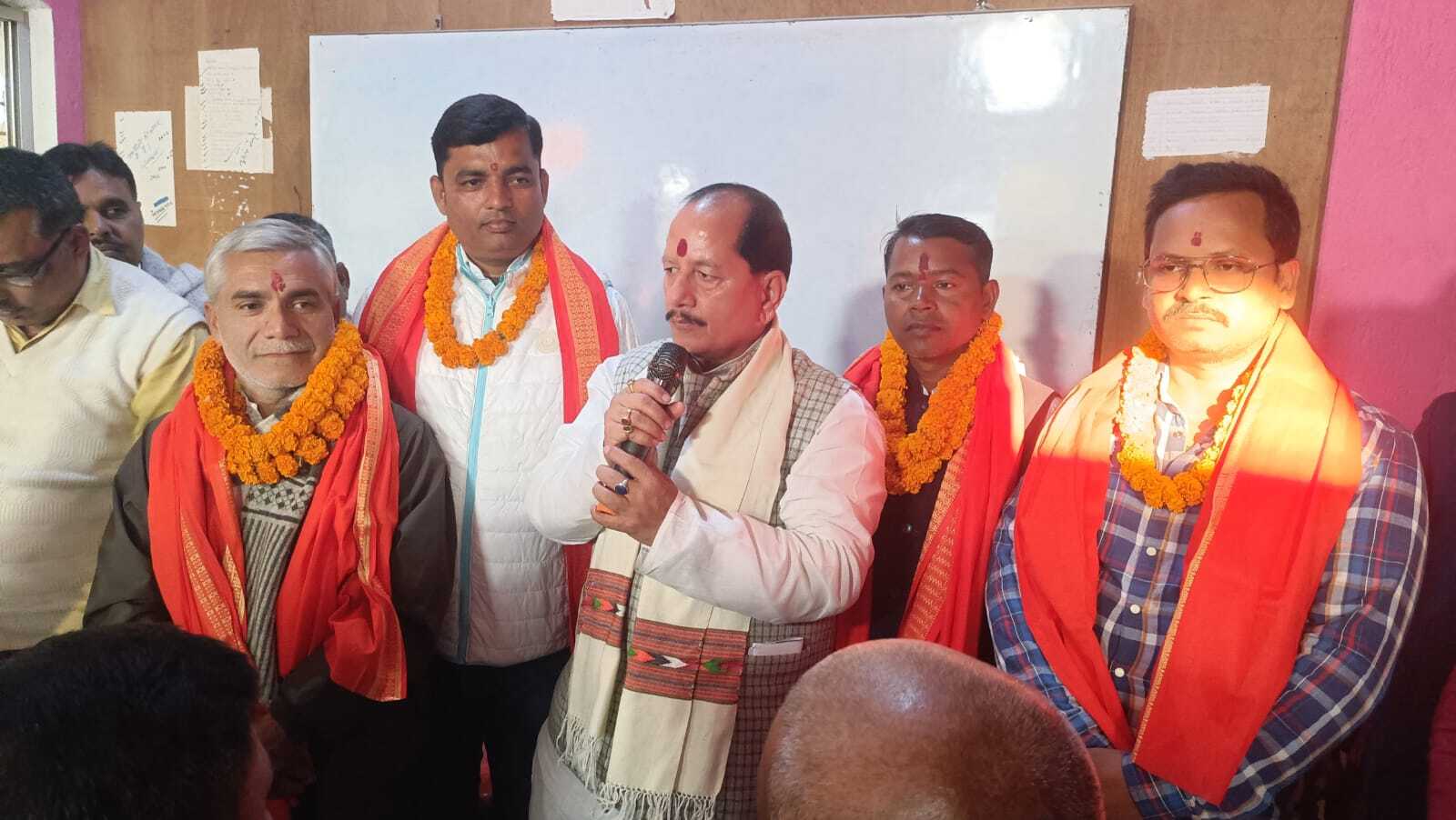 डिप्टी सीएम ने भाजपा के मंडल व नगर अध्यक्ष को किया सम्मानित