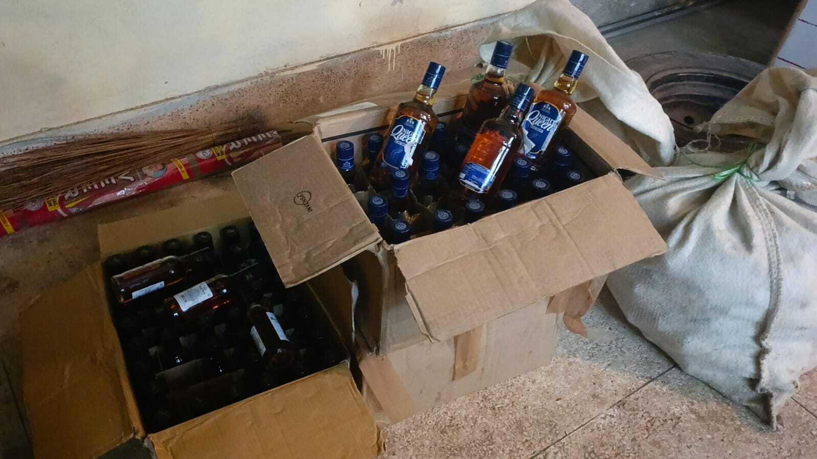 235 बोतल विदेशी शराब बरामद, तस्कर फरार