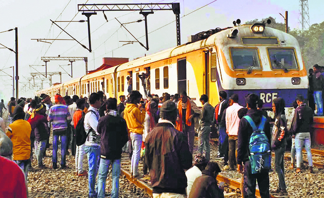 ट्रेनों की कमी से परेशान यात्रियों ने मेमू स्पेशल को रोक किया प्रदर्शन