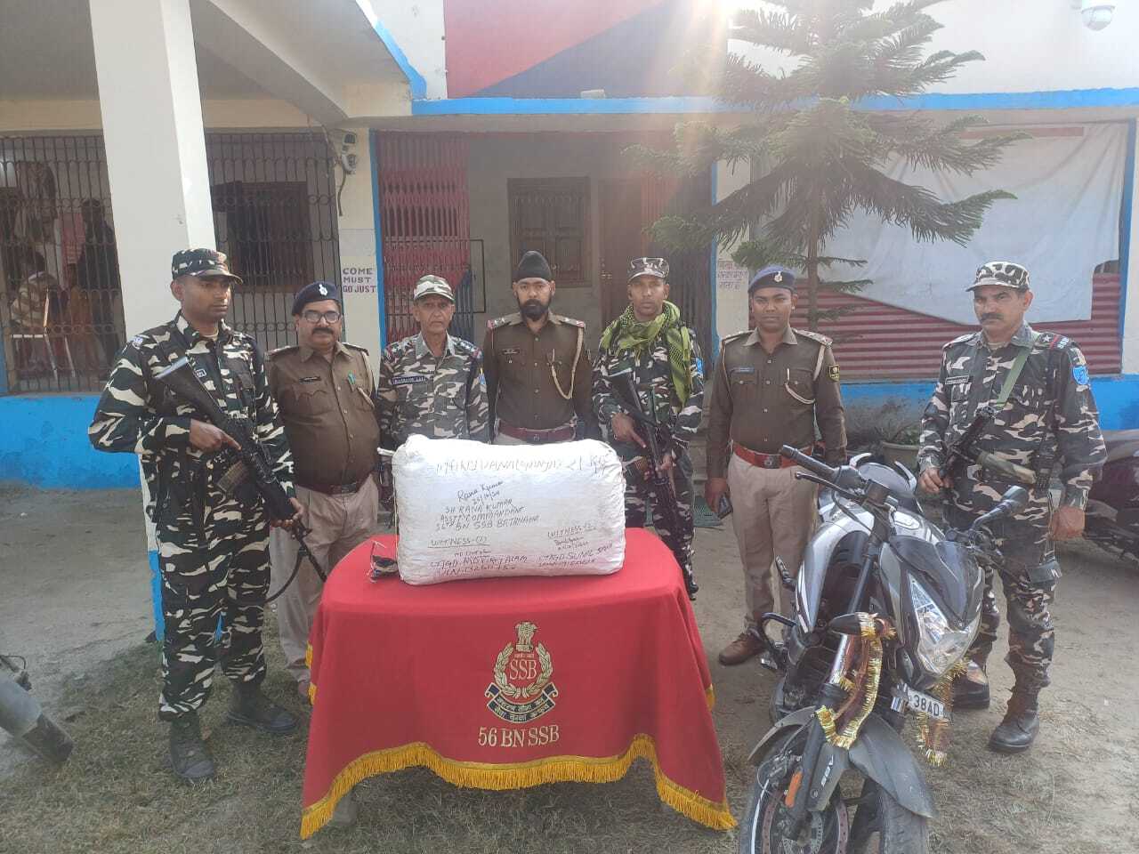 28.5 किलो गांजा के साथ दो बाइक जब्त, तस्कर फरार