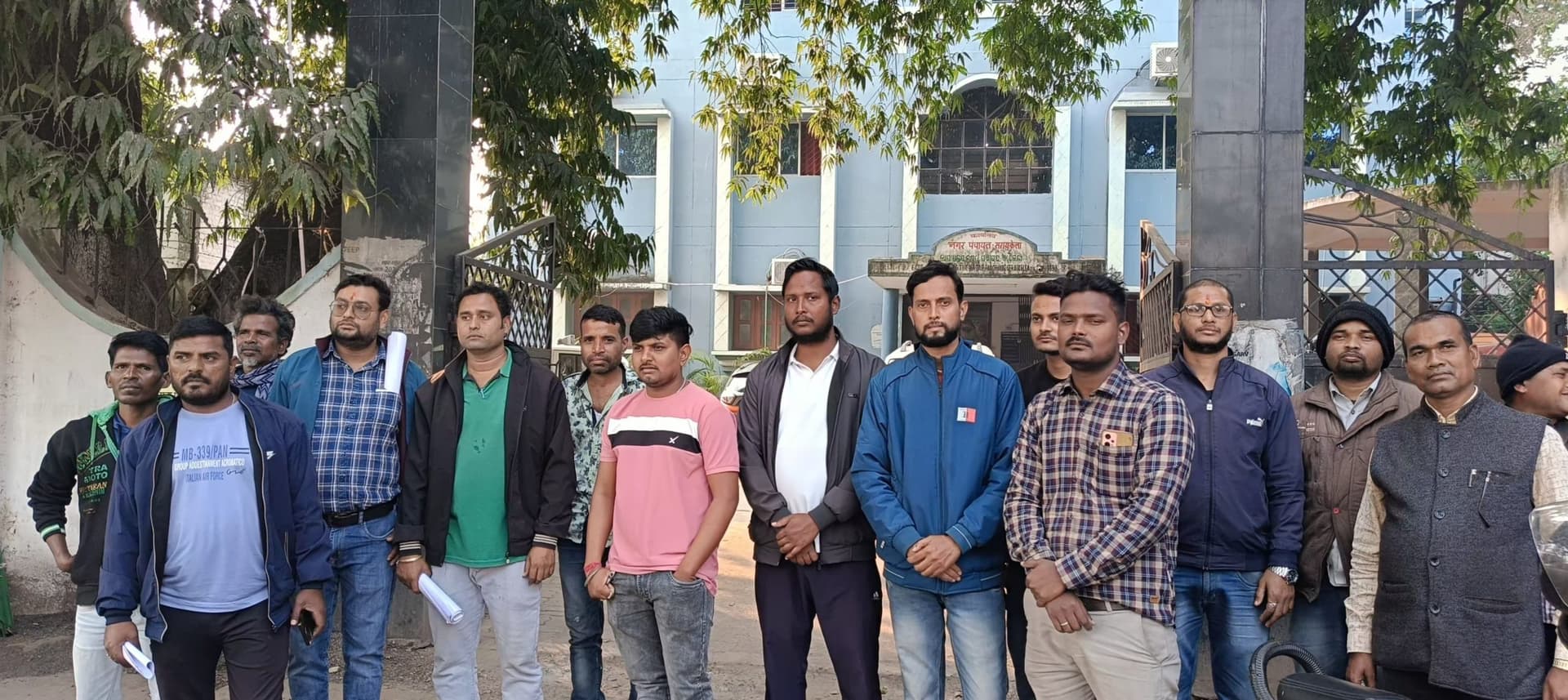Seraikela News : सरायकेला नपं के दैनिक व संविदा कर्मी आज से हड़ताल पर, सफाई कार्य होगा प्रभावित