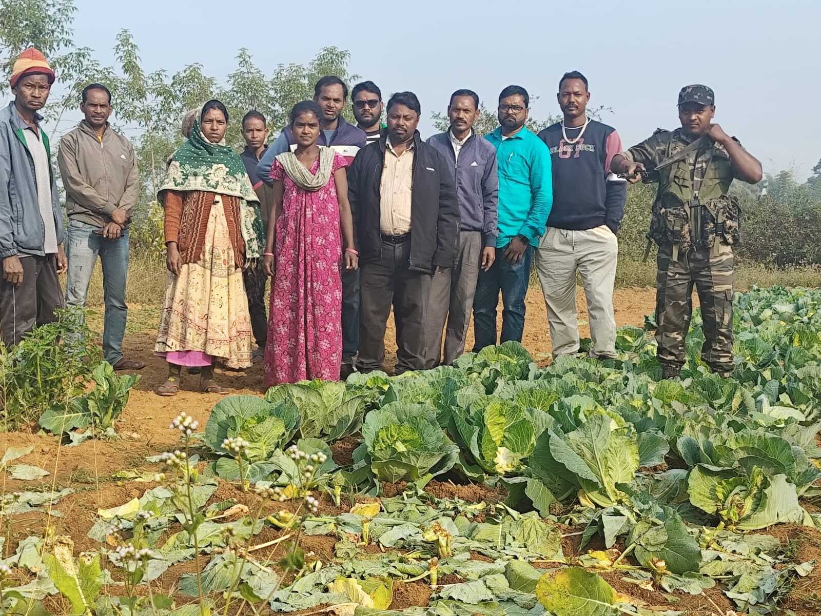 विधायक ने हाथी प्रभावित क्षेत्र में पटाखे बांटे विधायक ने हाथी प्रभावित क्षेत्र में पटाखे बांटे