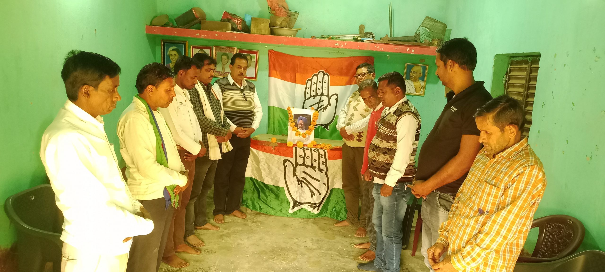 कांग्रेसियों ने मौन रख कर पूर्व पीएम को दी श्रद्धांजलि