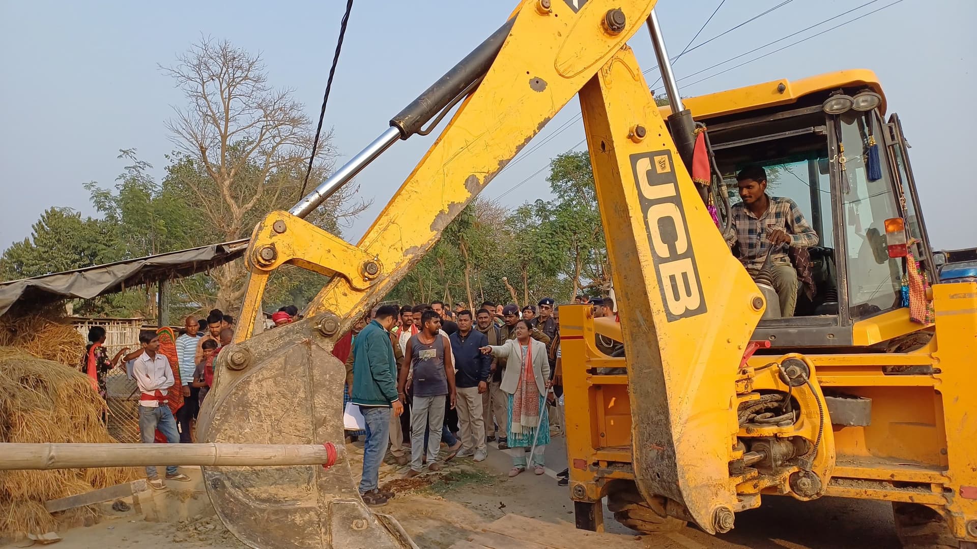 लगातार दूसरे दिन भी जीएन बांध पर चलाया गया बुलडोजर, हटाया गया अतिक्रमण