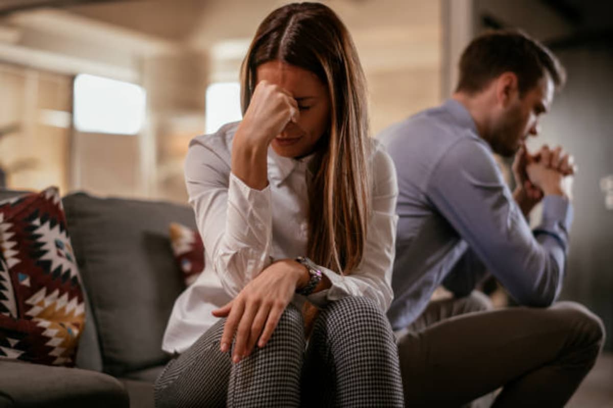 Relationship Tips: रिश्ते को अंदर से खोखला करती हैं आपकी ये बुरी आदतें, समय रहते करें सुधार