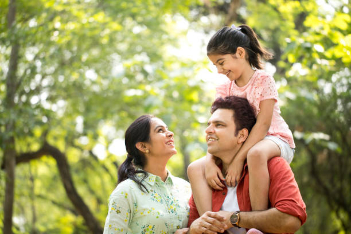 Parenting Tips: क्या आपके बच्चे को भी बात करने में होती है झिझक? इन टिप्स से बूस्ट करें उनका कॉन्फिडेंस
