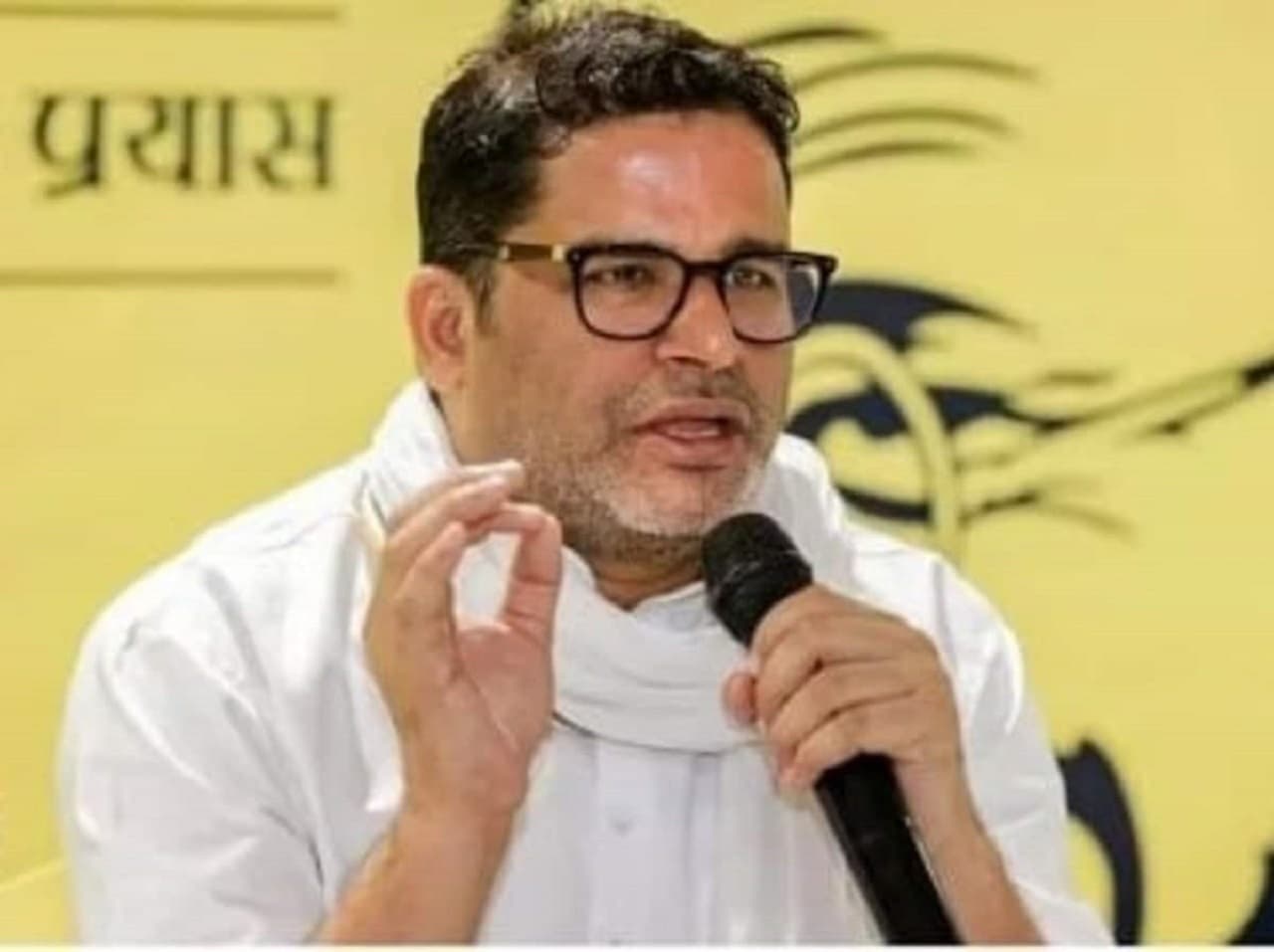 Bihar News : प्रशांत किशोर को बड़ा झटका, मुनाजिर हसन और देवेंद्र प्रसाद यादव ने छोड़ा पार्टी पद