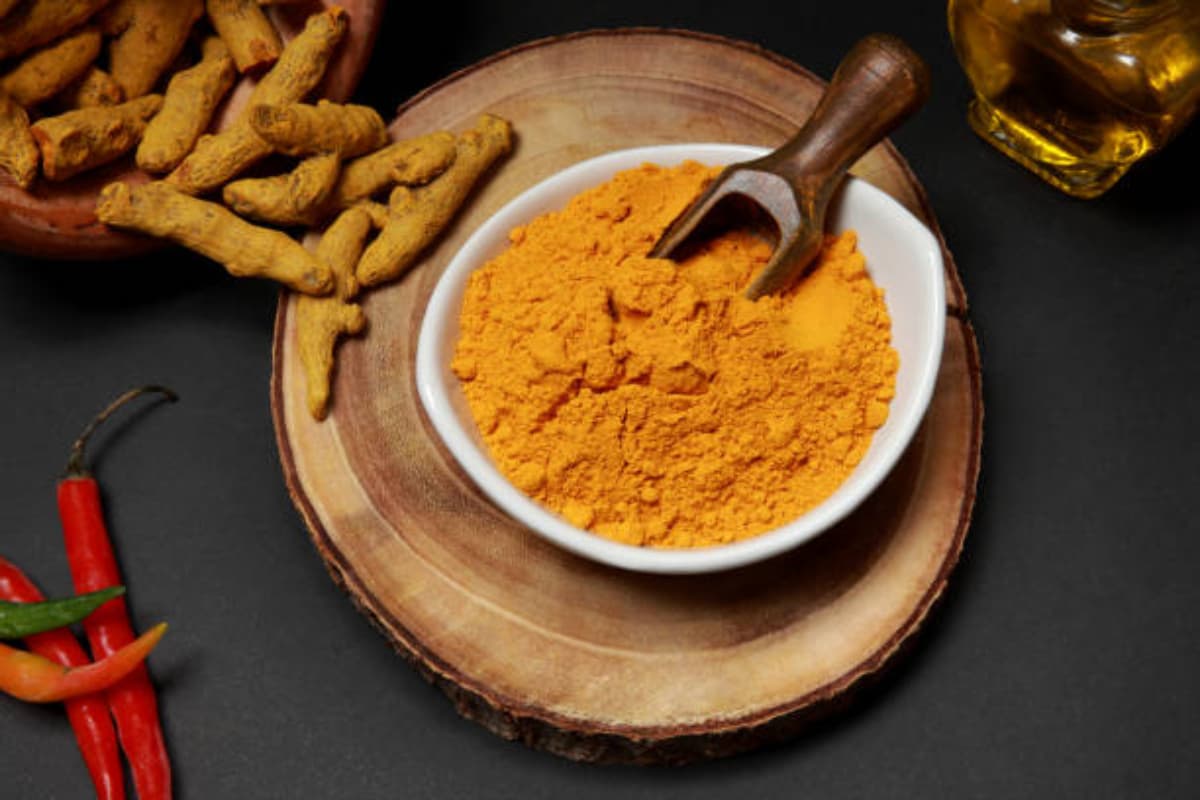 Skincare Tips: आपको क्यों नहाने के पानी में मिला देना चाहिए चुटकी भर हल्दी? जानें चौंकाने वाले फायदे