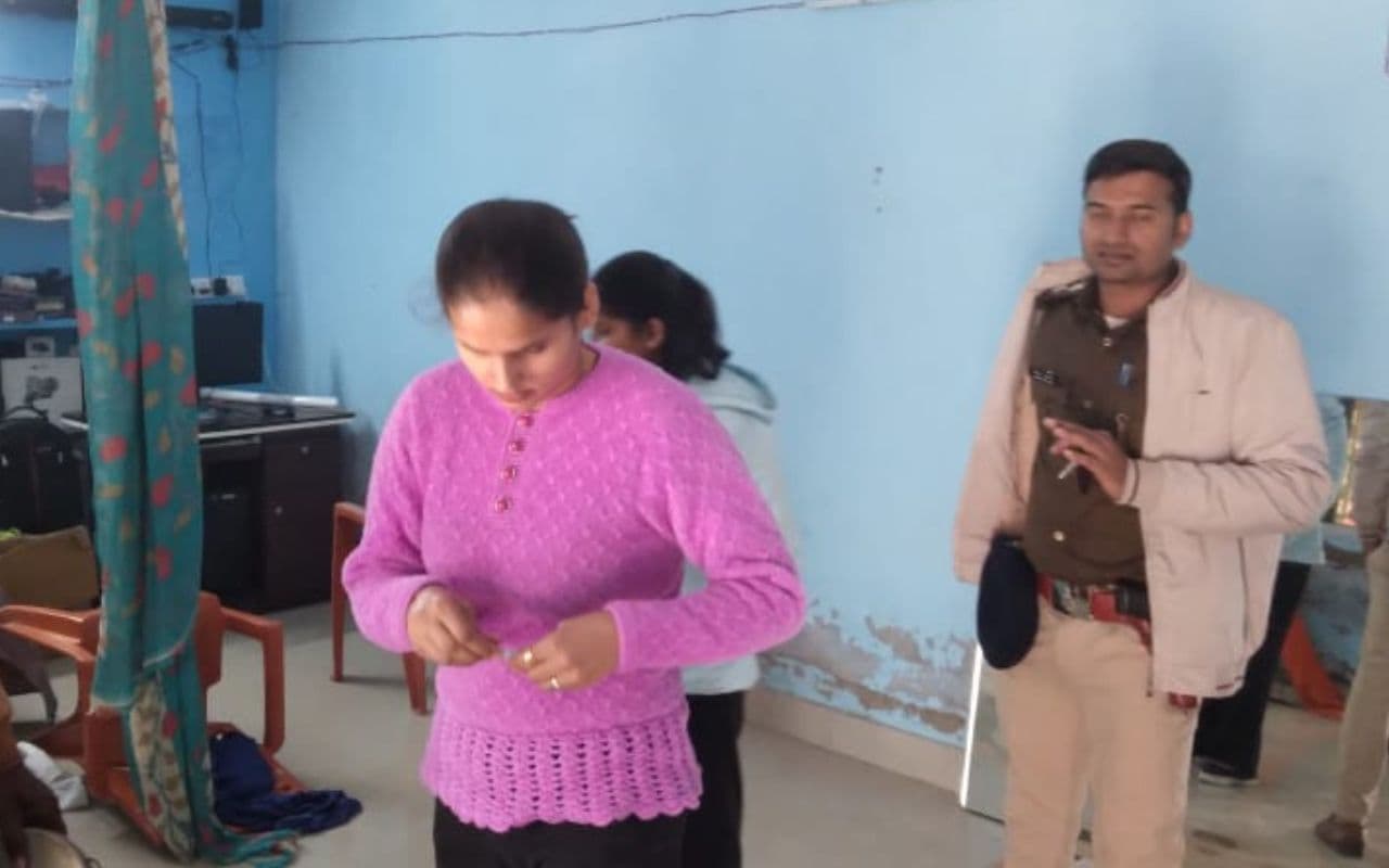 Bihar News: व्यूवर्स बढ़ाने के चक्कर में 12 लाख गंवा चुका था उपमुखिया, आत्महत्या की वजह पता लगाने में जुटी FSL की टीम Bihar News: व्यूवर्स बढ़ाने के चक्कर में 12 लाख गंवा चुका था उपमुखिया, आत्महत्या की वजह पता लगाने में जुटी FSL की टीम