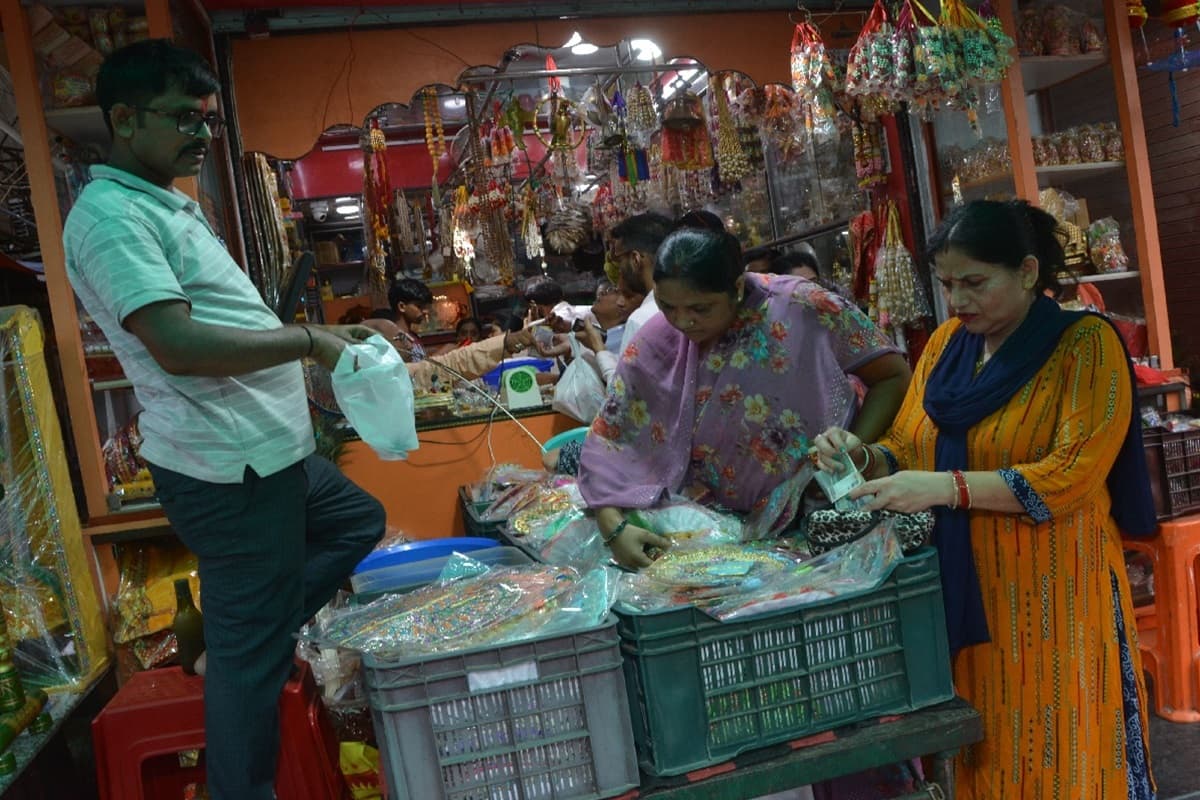 Basant Panchami 2025 Date: वसंत पंचमी को लेकर सजा बाजार,जानें किस दिन होगी सरस्वती की पूजा