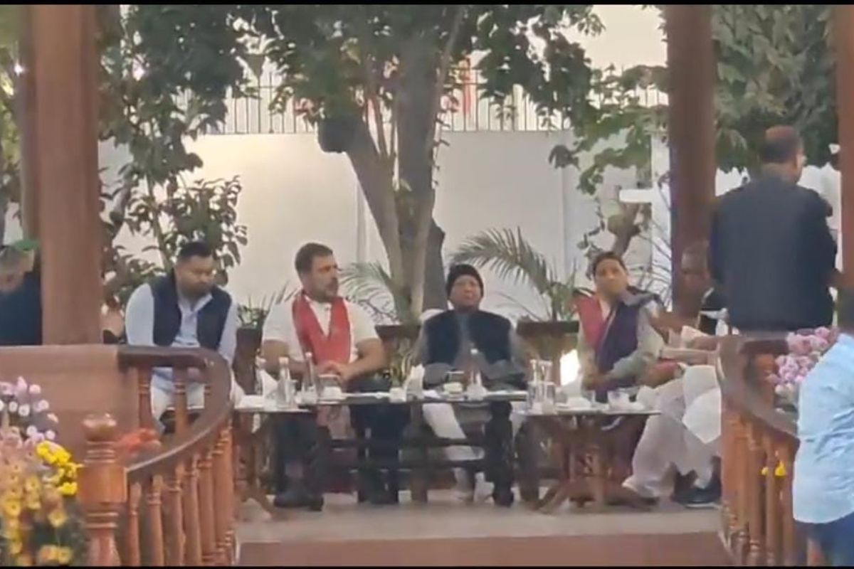 राहुल गांधी ने राबड़ी आवास पर लालू से की मुलाकात, खाया चूड़ा-मटर और चुनाव पर की चर्चा