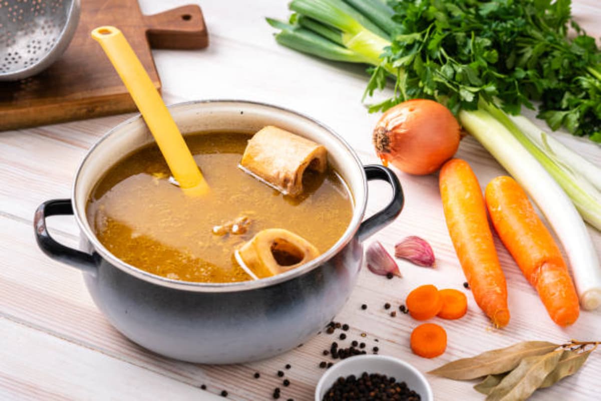 Health Tips: सर्दियों में क्यों आपको पीना चाहिए पाया सूप? जानें कमाल के फायदे
