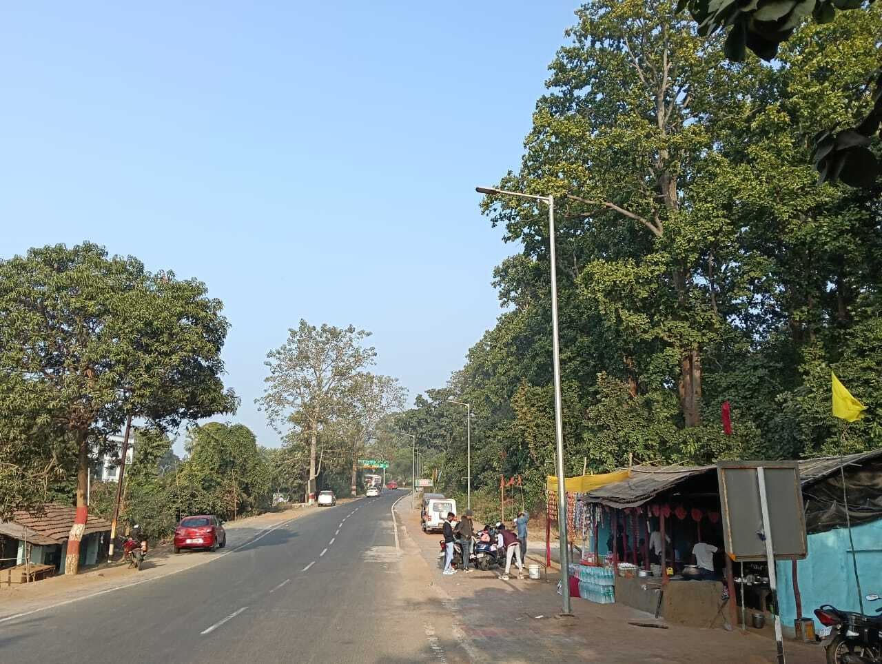मसानजोर में सड़क किनारे लगी स्ट्रीट लाइटें महीनों से खराब