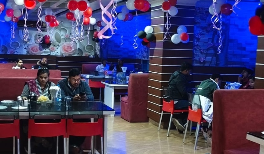 खुशी के पल में लोगों ने विभिन्न व्यंजनों का रेस्तरां में चखा स्वाद