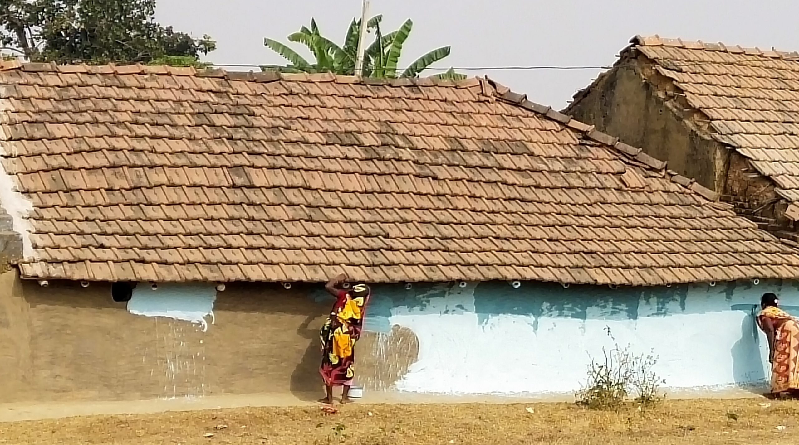 सोहराय पर्व को लेकर घरों की रंगाई-पुताई जुटे लोग