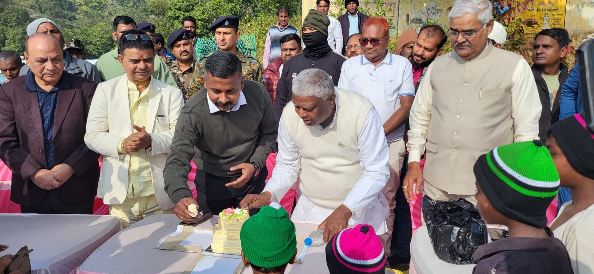 Dhanbad news : एक विधायक ऐसा : नये साल की शुरुआत लुप्त ्रजाति बिरहोरों संग भोजन कर की