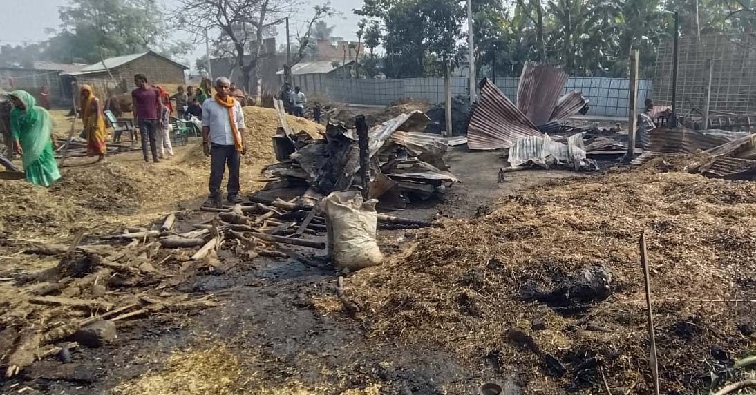 काझा गांव में आग लगने से तीन घर जले