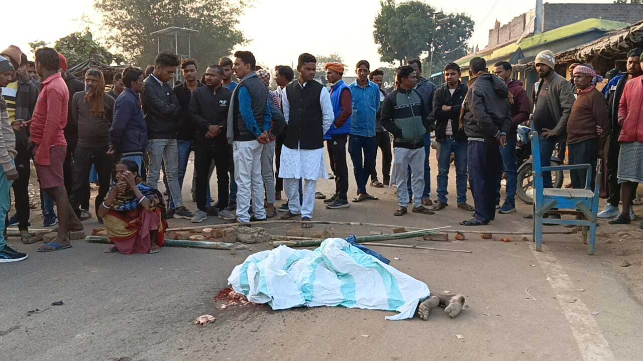 मधुपुर में तेज रफ्तार ट्रक ने वृद्ध को कुचला, मौत