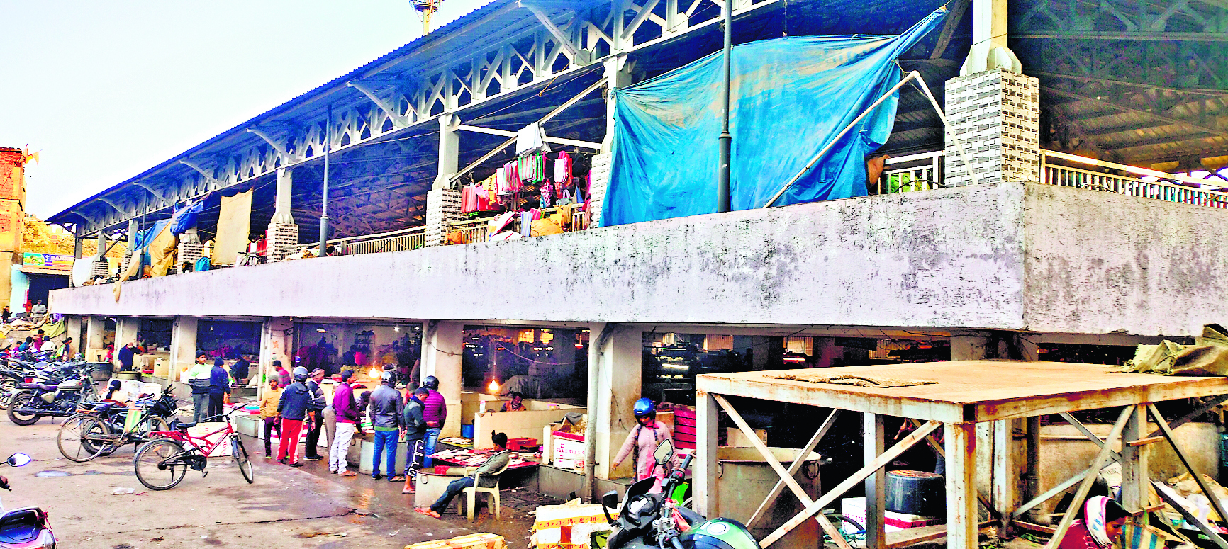 Ranchi News : पहले मार्केट ही था बदबूदार, अब सड़क पर चलना भी हुआ मुश्किल
