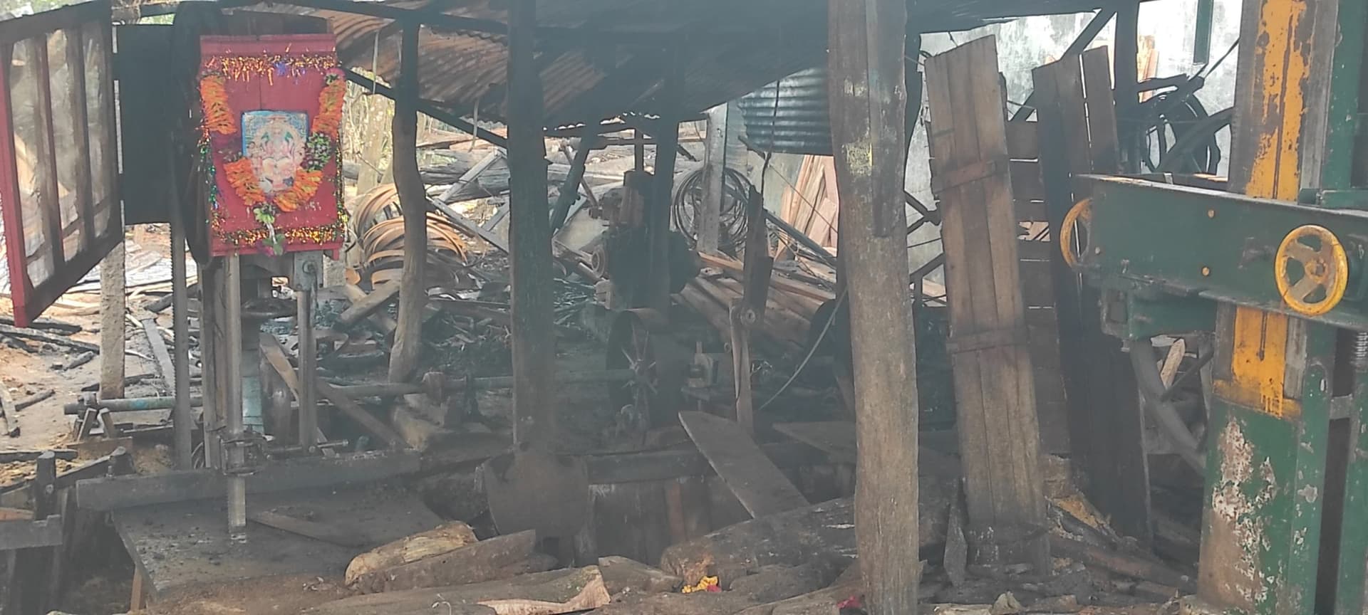 आरा मील में अज्ञात लोगों ने लगायी आग, दो लाख की संपत्ति का हुआ नुकसान