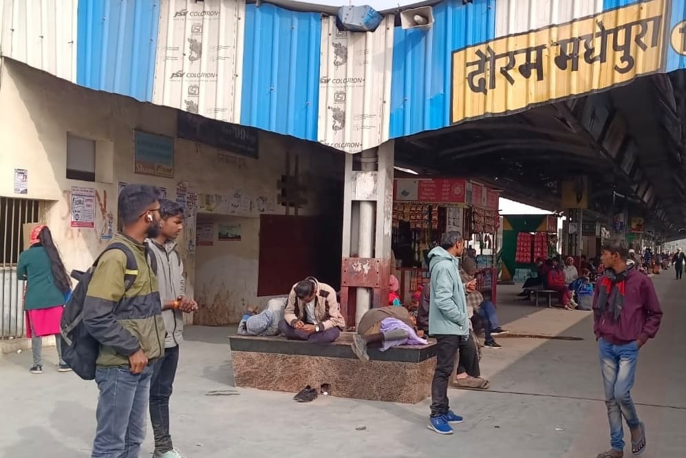 दौराम मधेपुरा रेलवे स्टेशन पर नहीं है प्रतिक्षालय, ठंड ने बढ़ायी यात्रियों की परेशानी