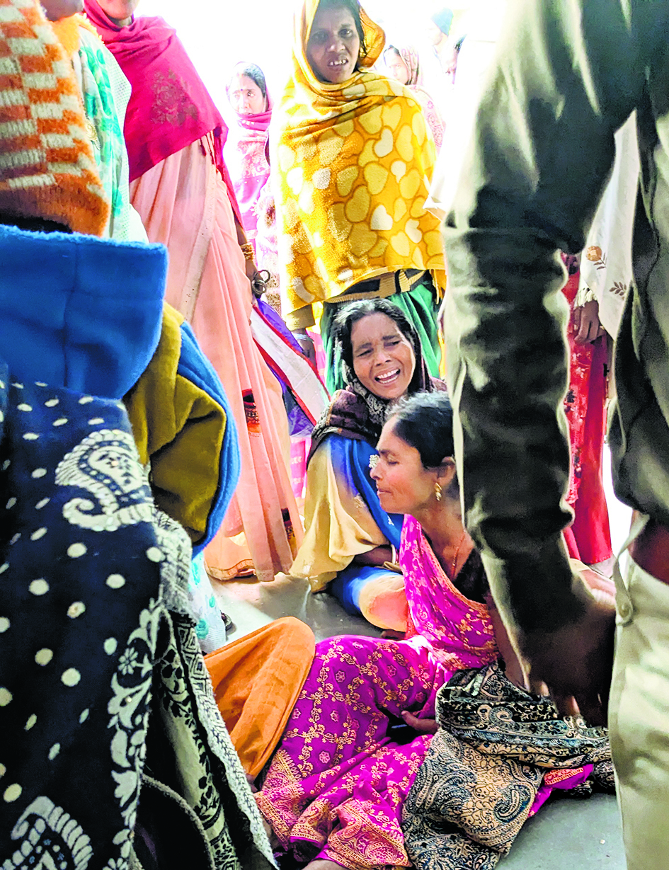 अनियंत्रित होकर नहर में पलटा टेंपो, एक की मौत