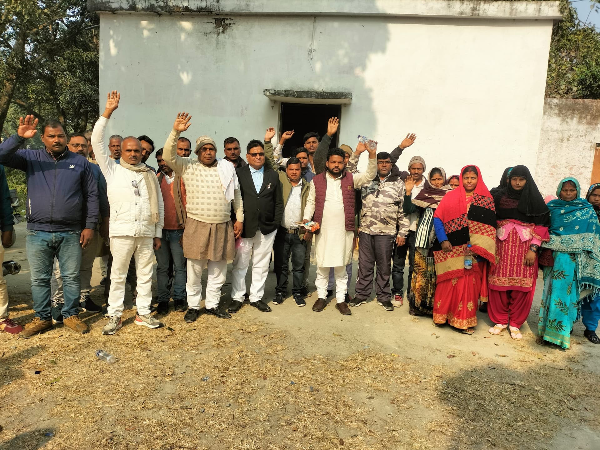 प्रशिक्षण कार्यक्रम में खानापूर्ति करने पर भड़के कचहरी सचिव व सरपंच, किया प्रदर्शन