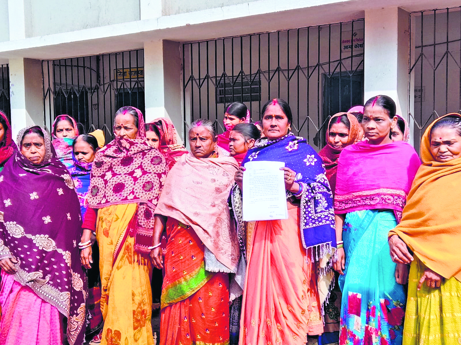 अतिक्रमण हटाने की मांग को लेकर महिलाएं पहुंची कलेक्ट्रेट