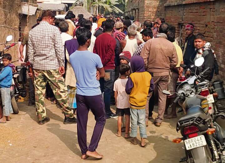 Chhapra News : मीठेपुर में युवक की चाकू मारकर हत्या, जांच में जुटी पुलिस