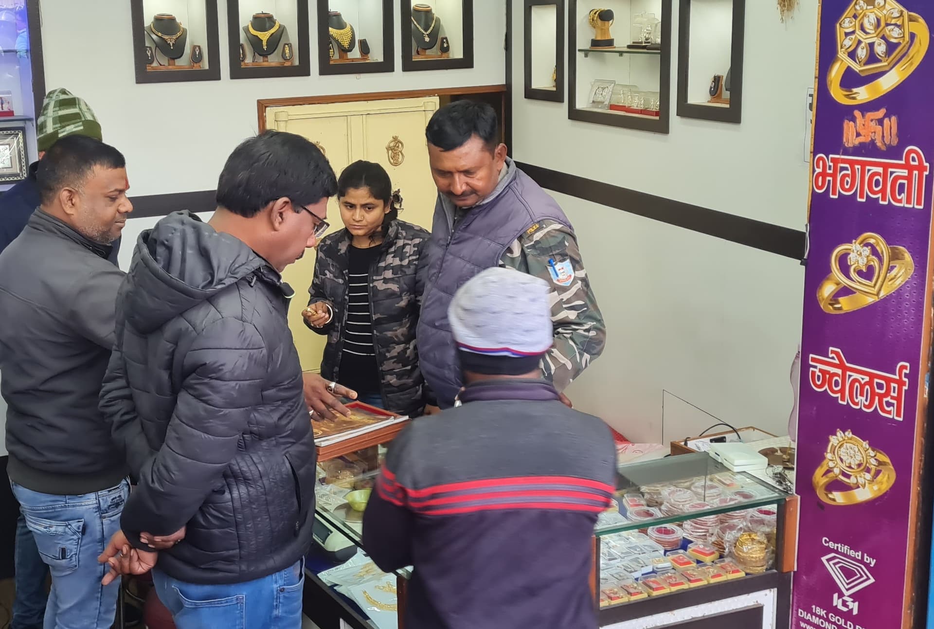 Dhanbad News:राजगंज में ज्वेलरी दुकान का शटर उखाड़ कर चोरी