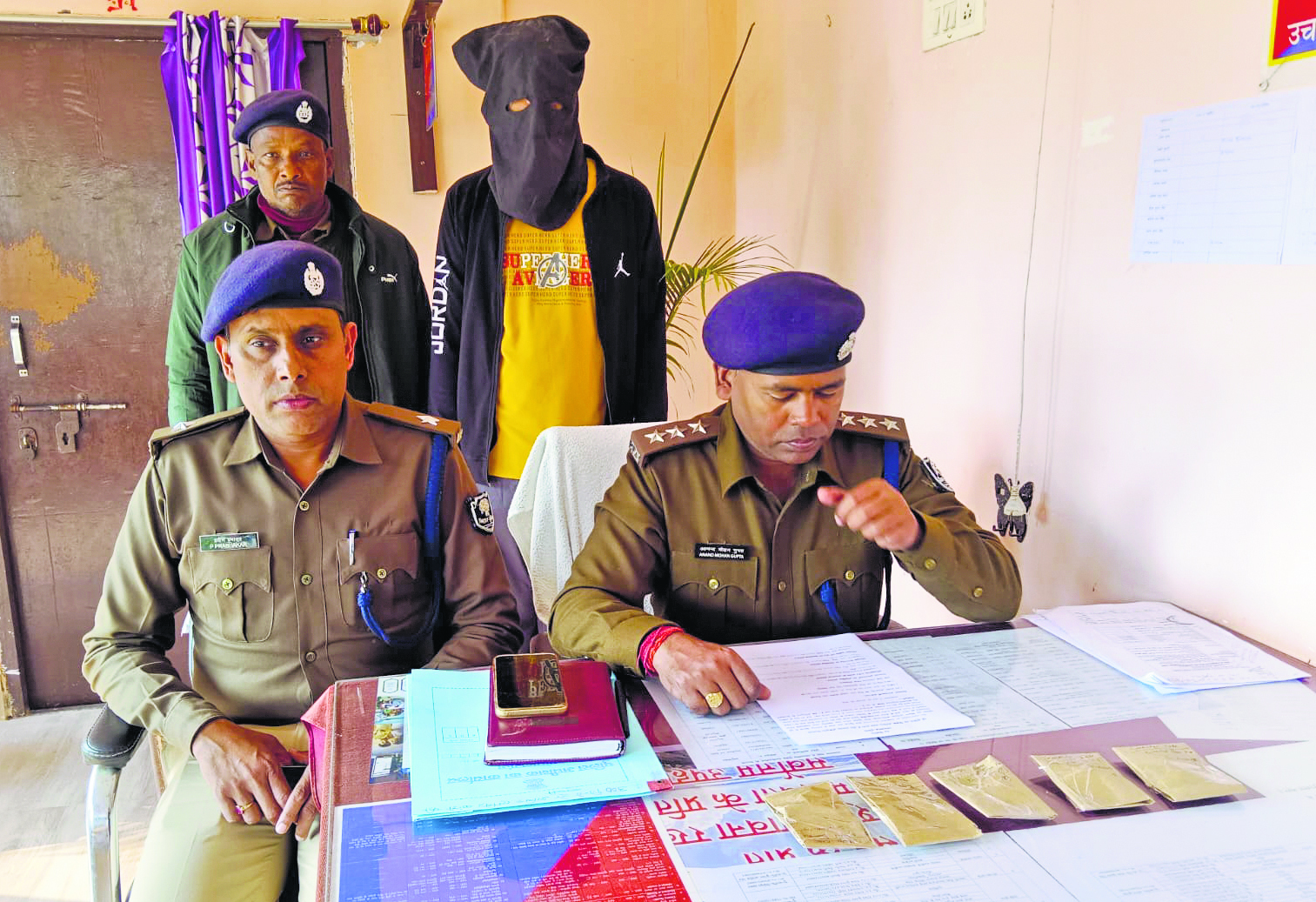 Gopalganj News : शिक्षक हत्याकांड में कुख्यात अक्षय यादव की गिरफ्तारी के लिए यूपी व दियारे में छापेमारी
