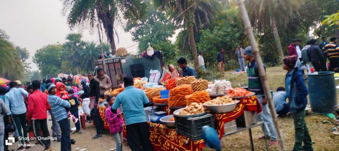 मकर संक्रांति पर लोगों ने लगायी आस्था की डुबकी, मंदिरों में की पूजा