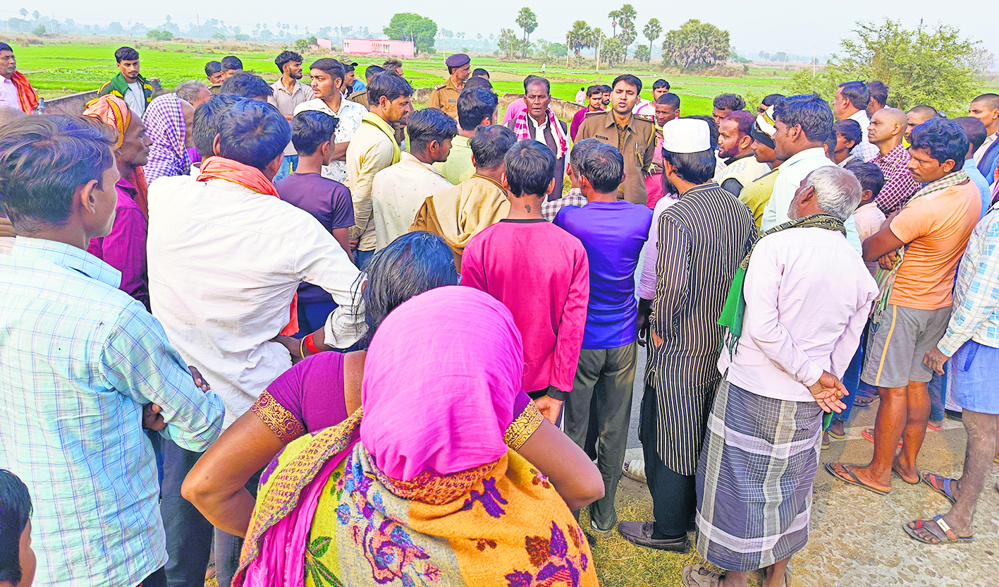 महिला का शव घर के पास फेंक कर भाग गये परिजन
