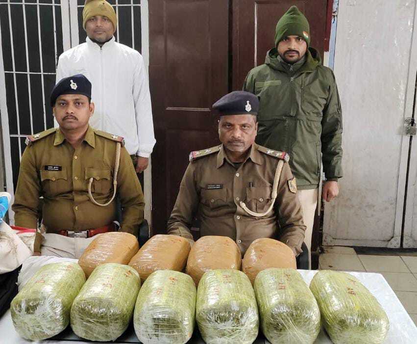 अवध असम एक्सप्रेस से 20 किग्रा गांजा बरामद