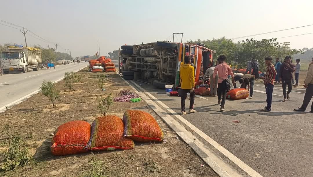 ट्रक पलटने से चालक गंभीर रूप से घायल