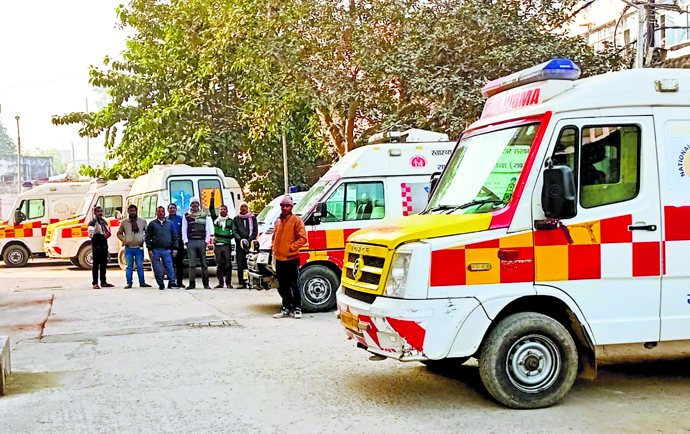 दूसरे दिन भी जारी रही 102 एंबुलेंस चालकों की हड़ताल, निजी एंबुलेंस को देना पड़ रहा अधिक किराया