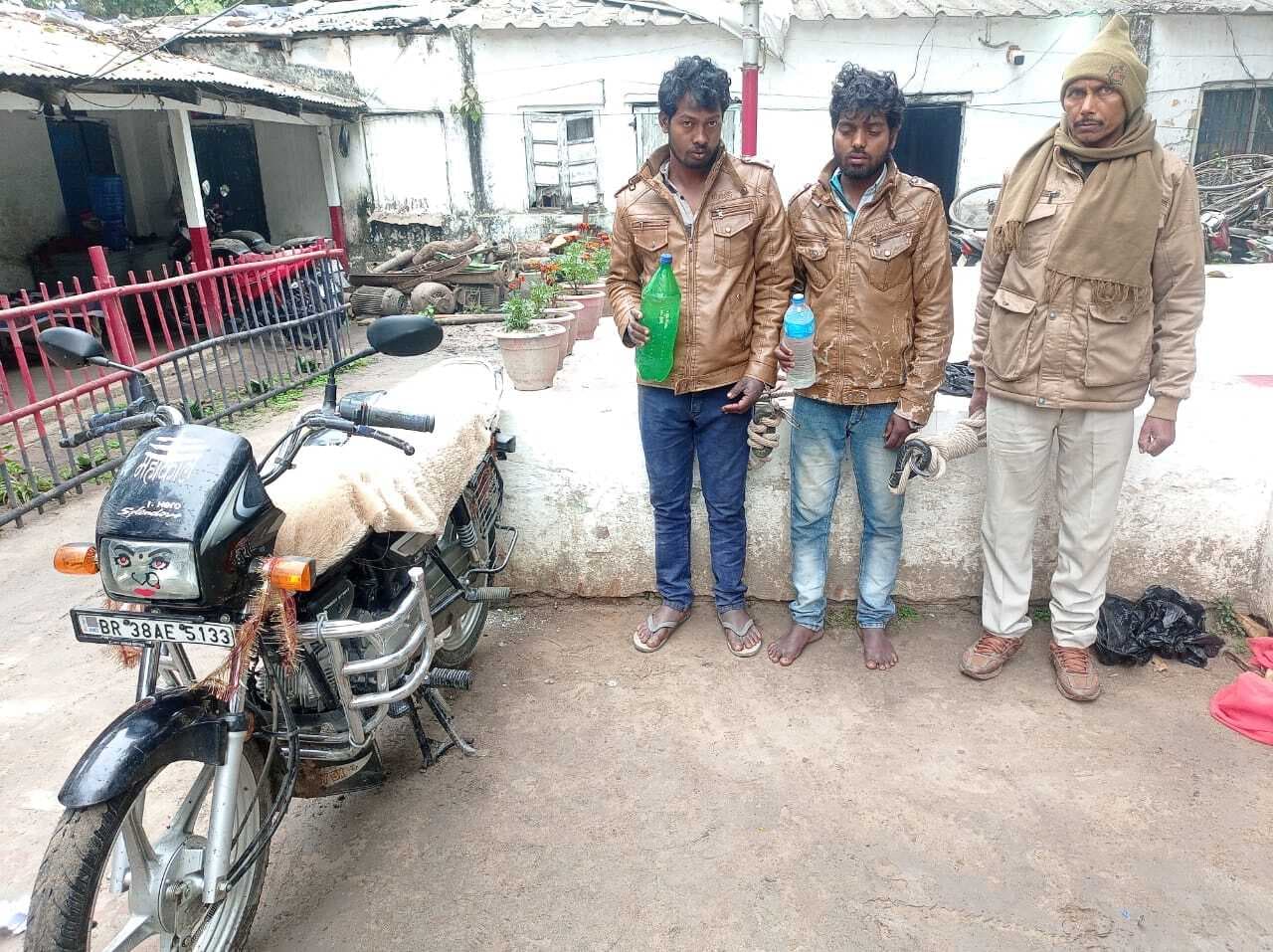 90 बोतल शराब के साथ तीन तस्कर गिरफ्तार, दो बाइक जब्त