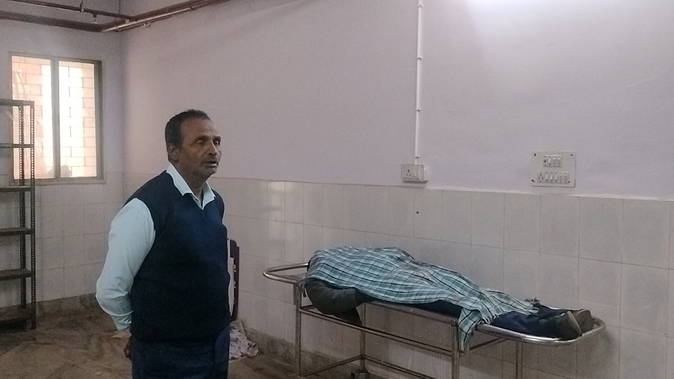 अज्ञात वाहन के धक्के से स्कूल बस का खलासी घायल, इलाज के दौरान मौत