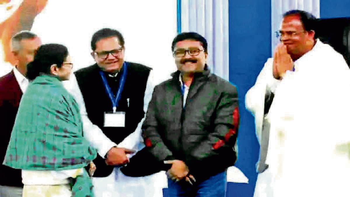 सीएम के कार्यक्रम में पहुंचे पूर्व भाजपा सांसद जॉन बारला
