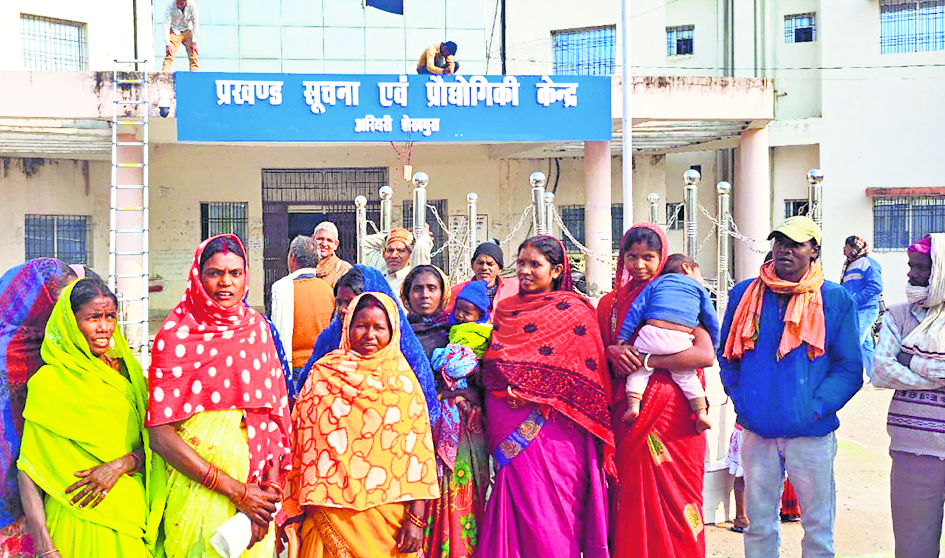 पीएम आवास योजना में नाम जोड़ने और जॉब कार्ड बनाने के लिए वरुणा पंचायत में गरीबों से नजराने की हो रही वसूली
