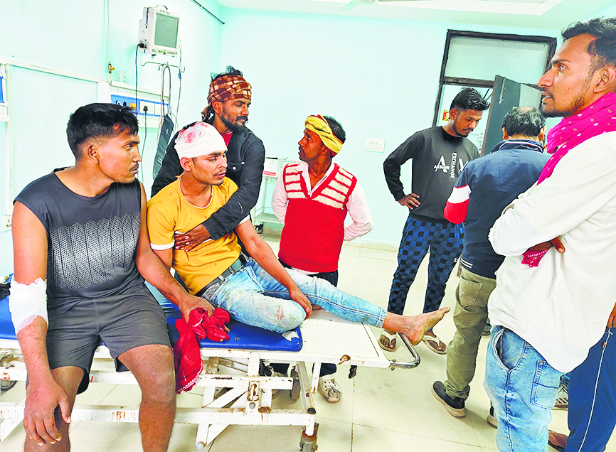 क्रिकेट मैच के दौरान रन आउट के विवाद को लेकर मारपीट व फायरिंग