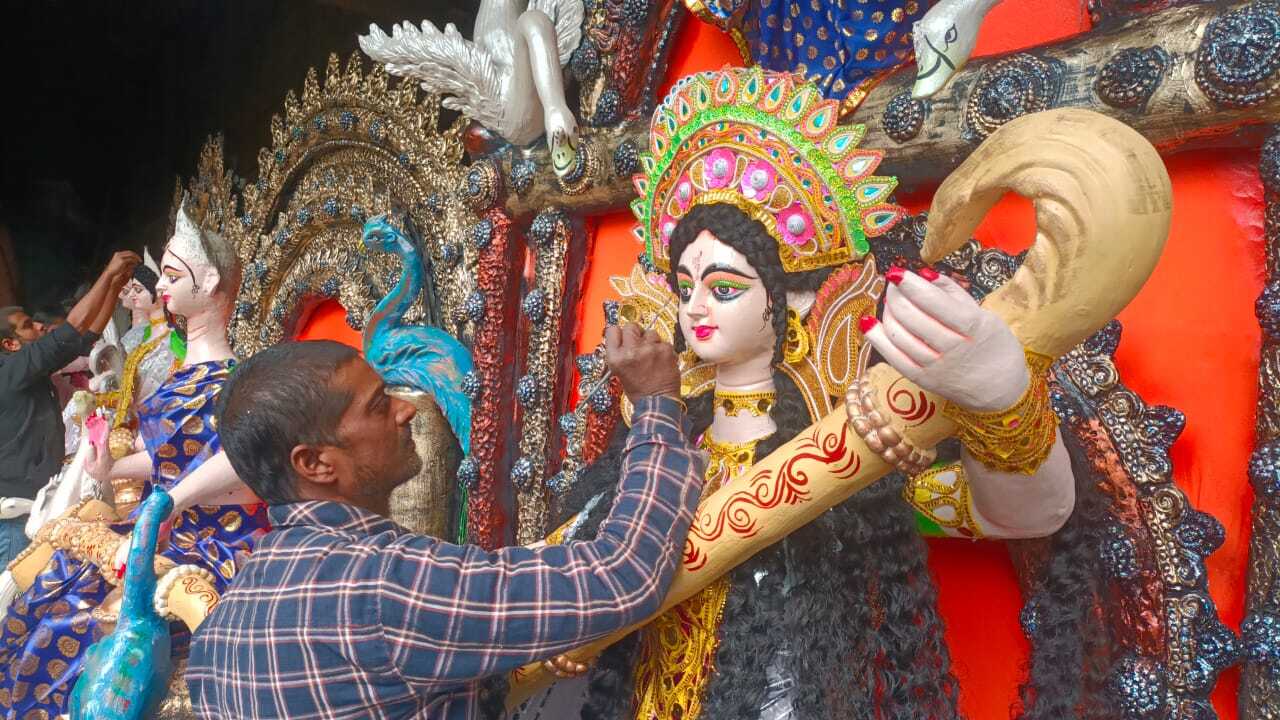 सरस्वती पूजा की तैयारी जोरों पर,प्रतिमा निर्माण में जुटे मूर्तिकार