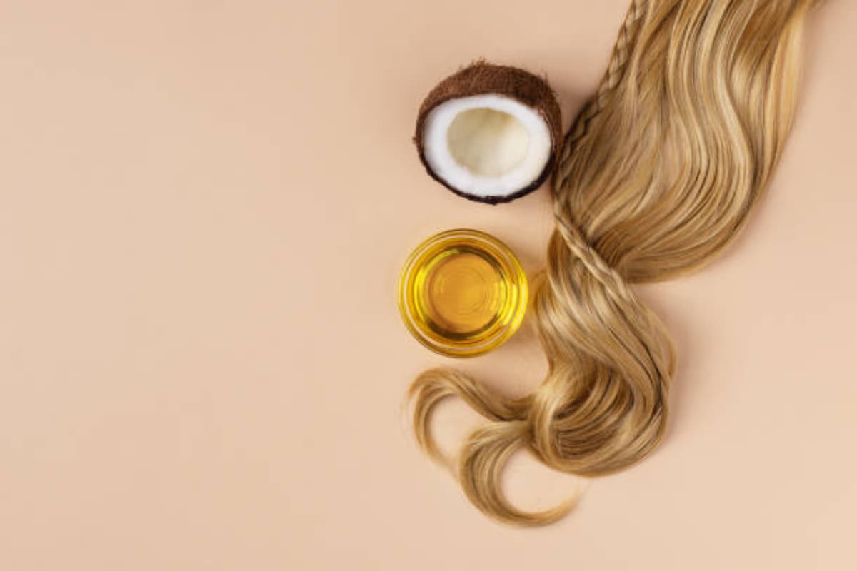 Hair Care Tips: एक बार फिर से उगने लगेंगे झड़े हुए बाल, नारियल तेल में इन चीजों को मिलाकर करें इस्तेमाल