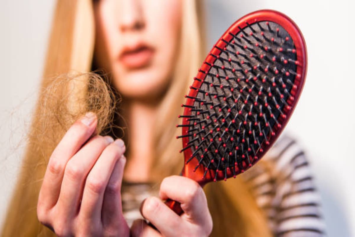 Hair Care Tips: तेजी से झड़ते हुए बालों ने बढ़ा दी चिंता? इन चीजों को आज ही डायट से करें रिमूव