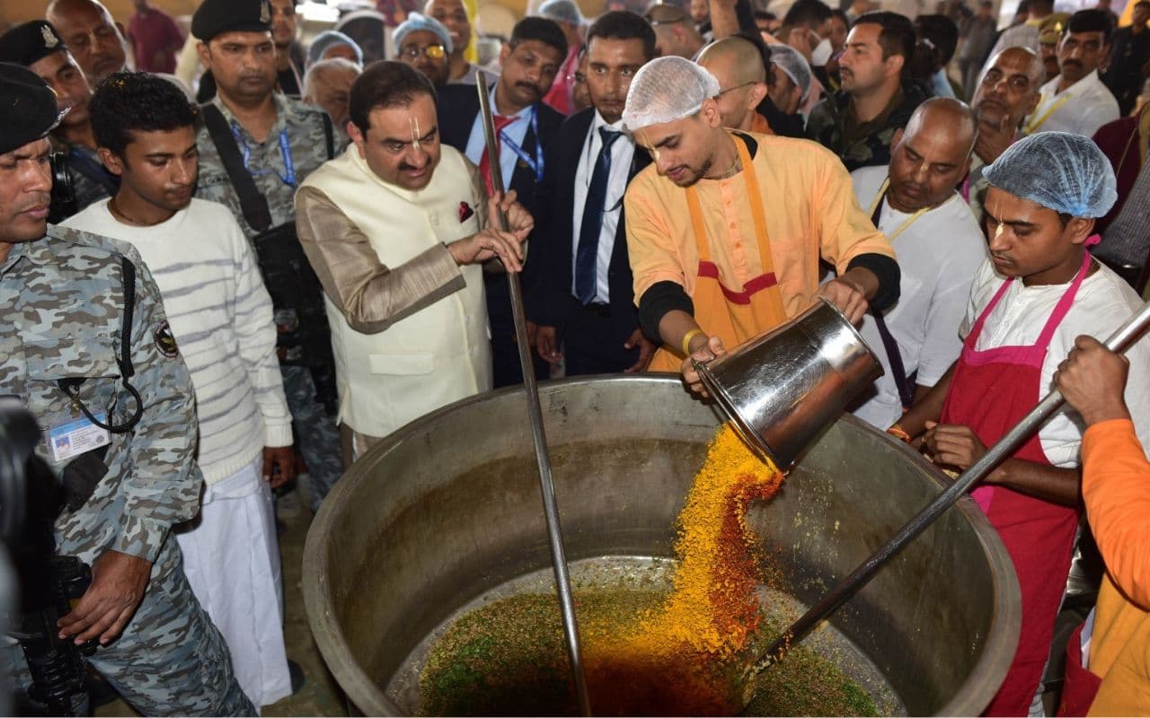Mahakumbh: अदाणी-इस्कॉन चला रहा है दुनिया का सबसे बड़ा धार्मिक क्लाउड किचन, जानें महाकुंभ में चावल- दाल पर कितना किया खर्च Mahakumbh: अदाणी-इस्कॉन चला रहा है दुनिया का सबसे बड़ा धार्मिक क्लाउड किचन, जानें महाकुंभ में चावल- दाल पर कितना किया खर्च