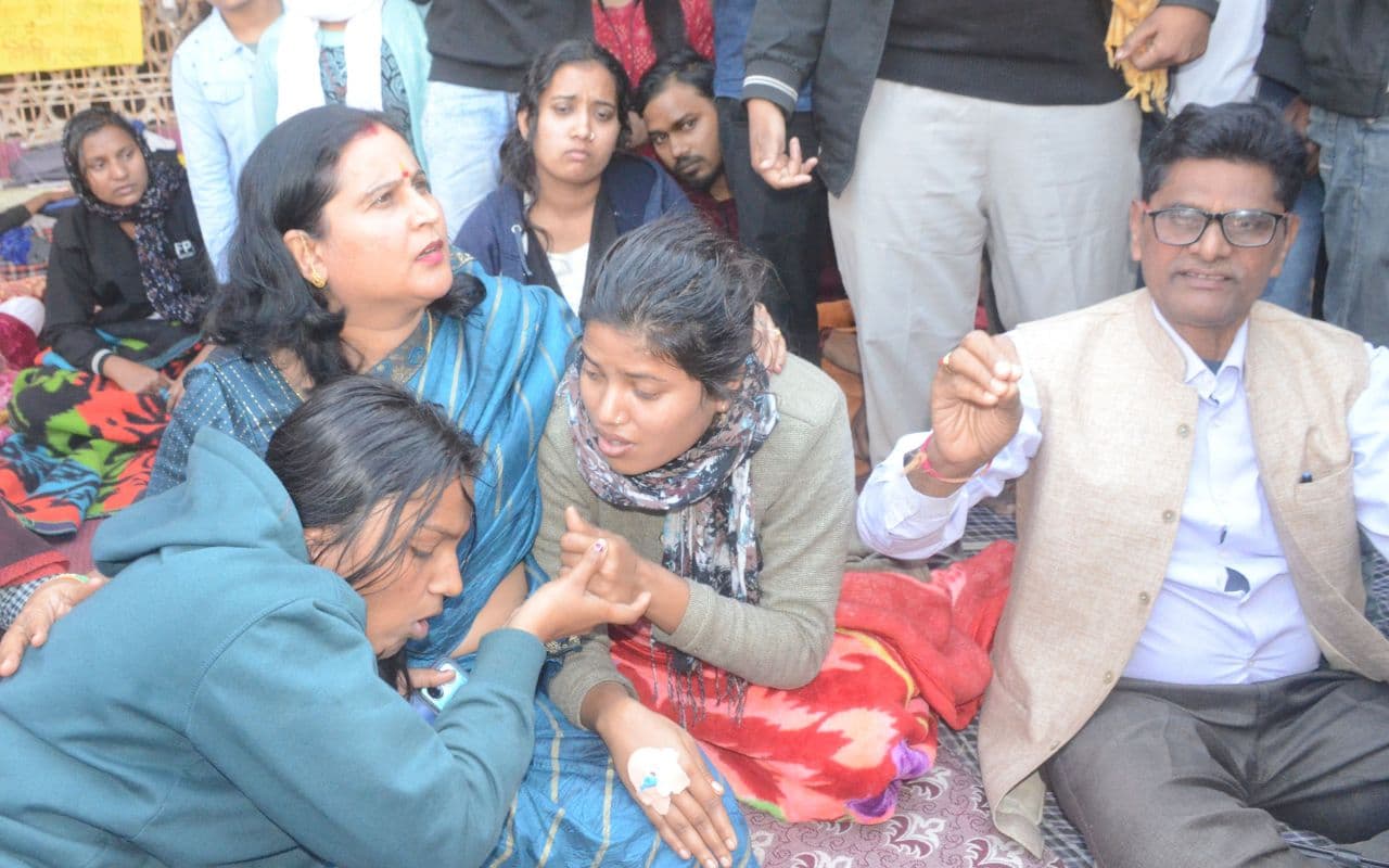 Bihar News: भागलपुर में अनशनकारी छात्रों ने प्रॉक्टर से नहीं की बात, अनशन पर बैठे कई छात्र-छात्राओं की बिगड़ी तबीयत Bihar News: भागलपुर में अनशनकारी छात्रों ने प्रॉक्टर से नहीं की बात, अनशन पर बैठे कई छात्र-छात्राओं की बिगड़ी तबीयत