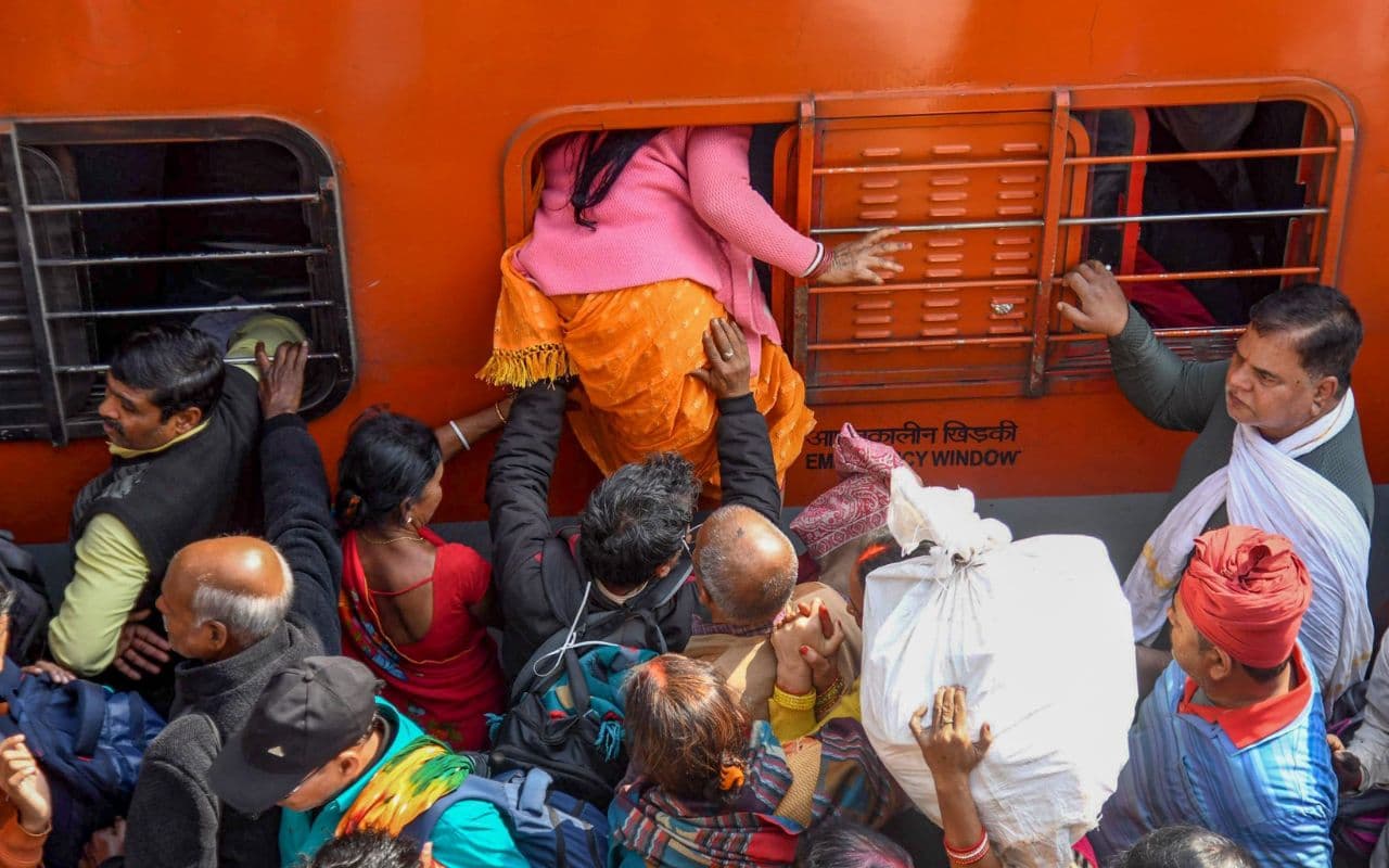 Mahakumbh स्नान के लिए पटना जंक्शन पर महामशक्कत, यात्रियों को नहीं मिल रही कुंभ स्पेशल ट्रेनों की सूचना