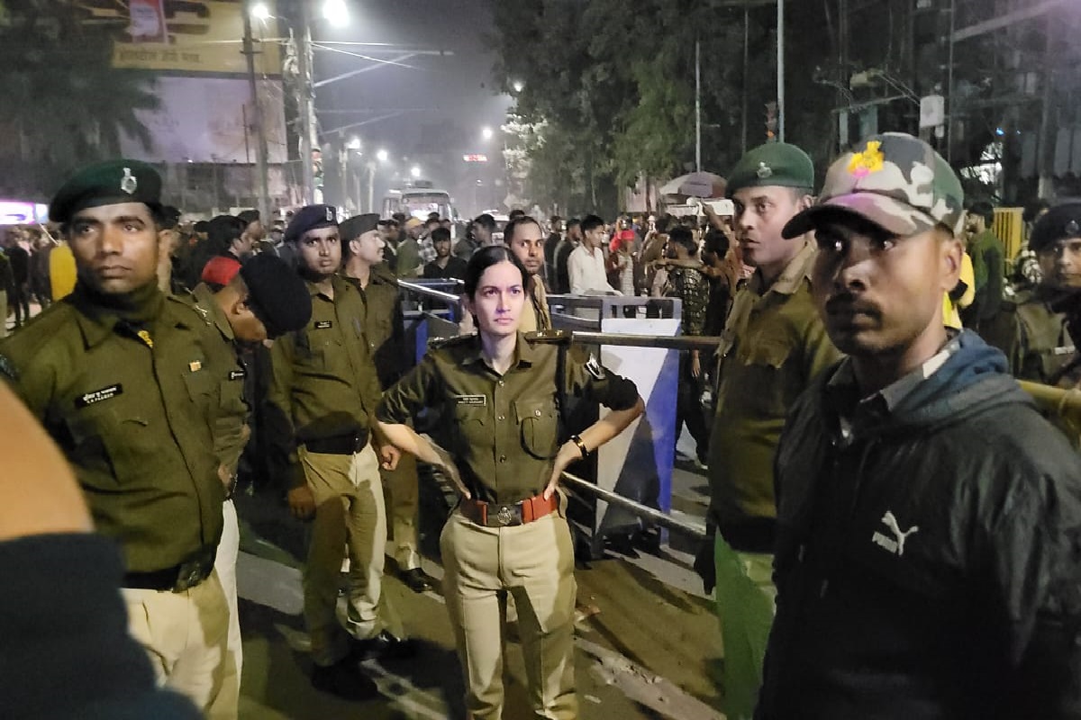 Patna News: पटना में मूर्ति विसर्जन के दौरान बवाल, सैदपुर हॉस्टल के छात्रों किया तोड़फोड़ Patna News: पटना में मूर्ति विसर्जन के दौरान बवाल, सैदपुर हॉस्टल के छात्रों किया तोड़फोड़